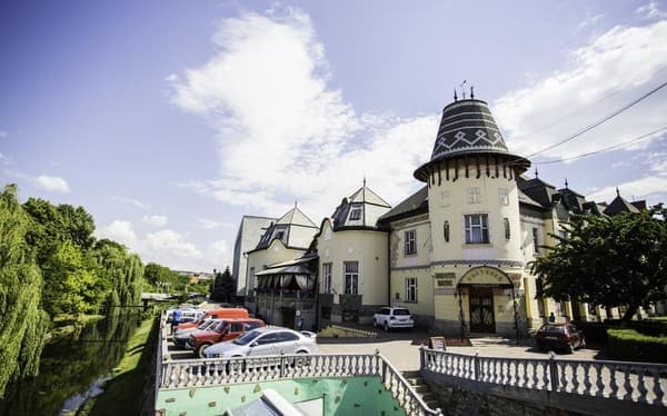 Готель Золота Пава