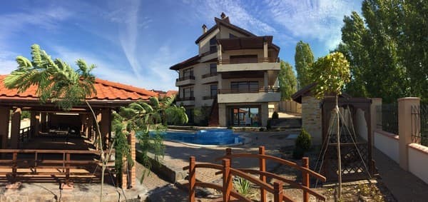 Гостинний двір Albizia