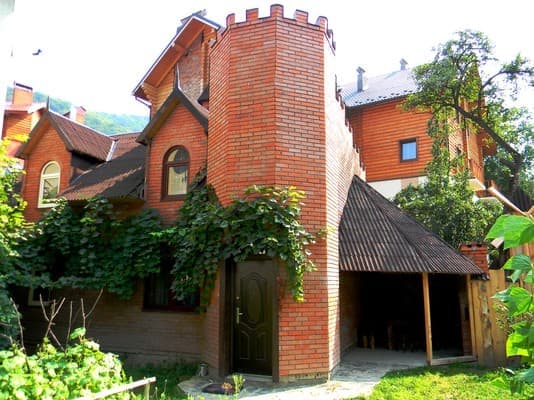 Приватна садиба Арніка. Три вежі