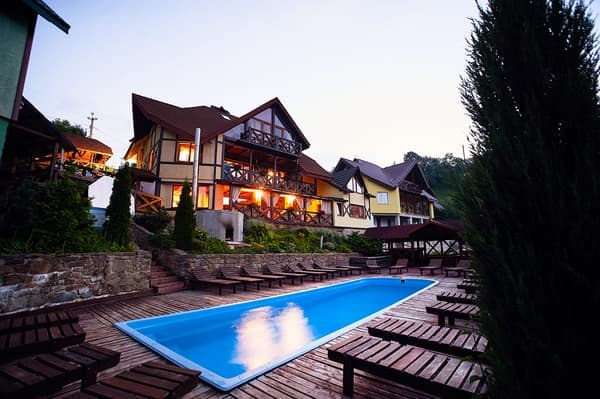 Приватна садиба 12 Місяців - Травень