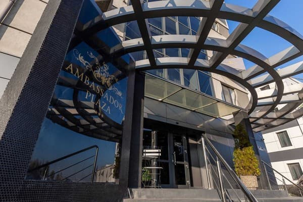 Готель Ambassador Plaza Hotel