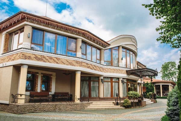 Гостинний двір Чарда