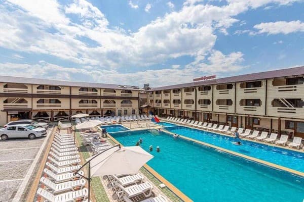 Готель Золотий Павлін