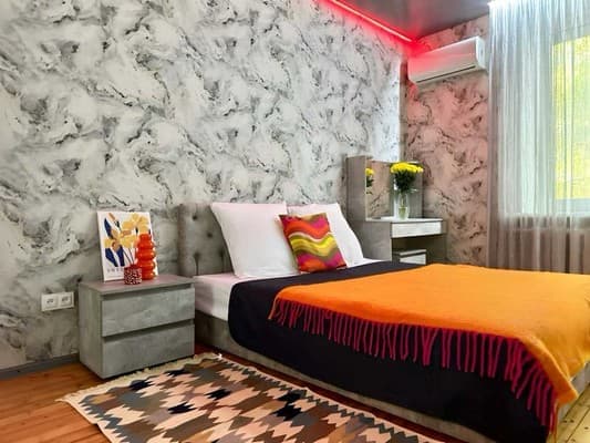 Квартира 2-кім. на вул.Незалежної України 62 (поряд з площею Маяковського)