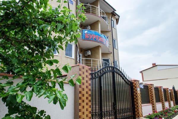 Готель Буревісник 411А