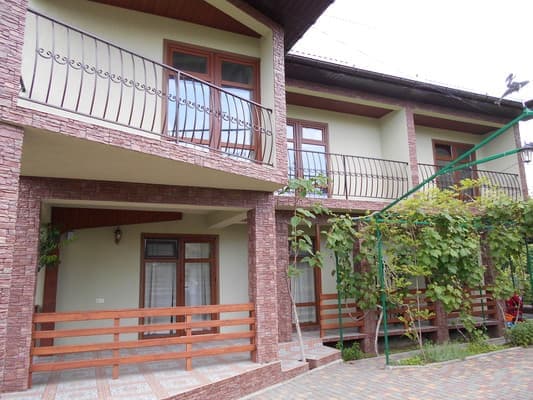 Гостинний двір по вул. Лиманська, 11